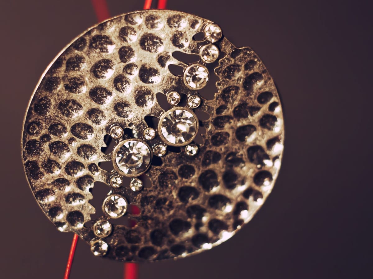 Imitation jewellery (compliant metals)